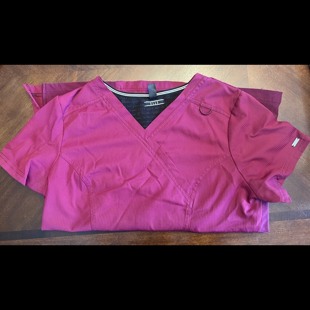 Elle Scrub top. M